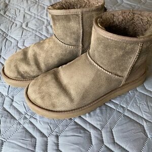 Women’s UGG sz 8 Classic Mini II Ankle Boots wear on soles, broken pull tab gray